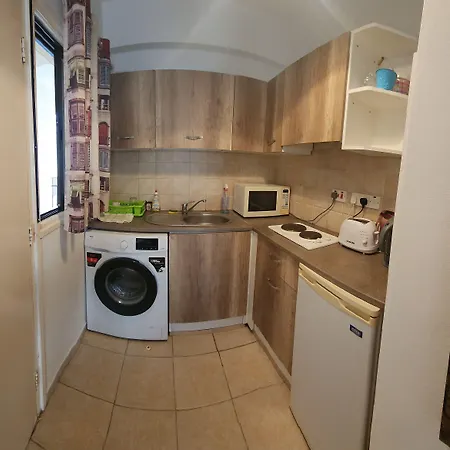Cozy In Famagusta With Extra Beds 아파트 *